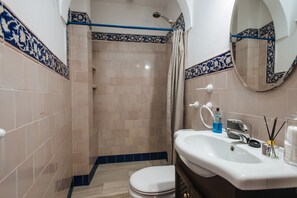Shower, hair dryer, bidet, towels - Independent House Santa Cruz, 3Bedrooms, 2Baths, 7 people. Parking opt (Sevilla)