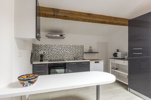 Réfrigérateur, micro-ondes, four, plaque de cuisson