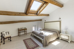 2 chambres, bureau, fer et planche à repasser, lit parapluie