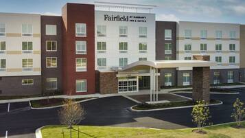Et hotel med flere etager og et tydeligt skilt med Fairfield by Marriott.