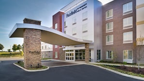 A Fairfield Inn & Suites hotel with a modern design, featuring a prominent entrance and a covered walkway. - Fairfield Inn & Suites by Marriott Memphis Arlington (Arlington)
