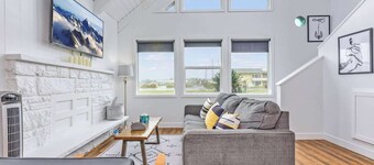 Ocean Shores cozy chalet located within steps from the beach