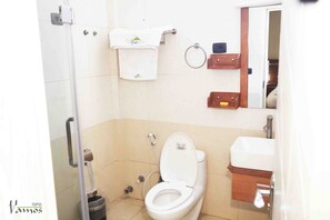 Standard Room | Bathroom | Combined shower/tub, slippers - Vamos GuestHouse (Addis Ababa)