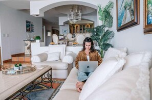 Een smart-tv, een open haard, een dvd-speler en boeken