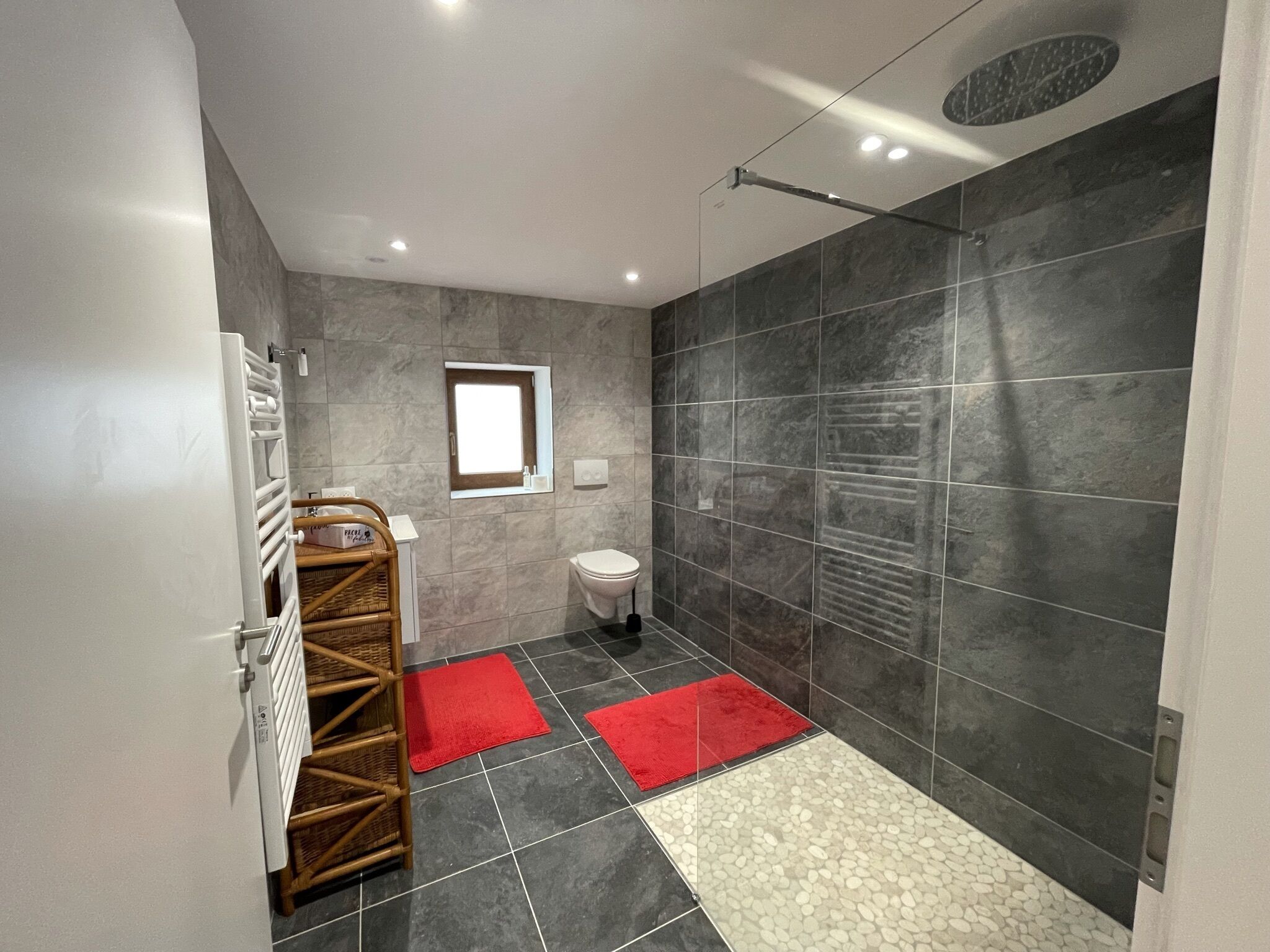 Een douche, een haardroger, handdoeken, zeep