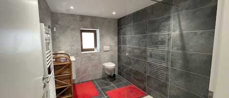 Een douche, een haardroger, handdoeken, zeep