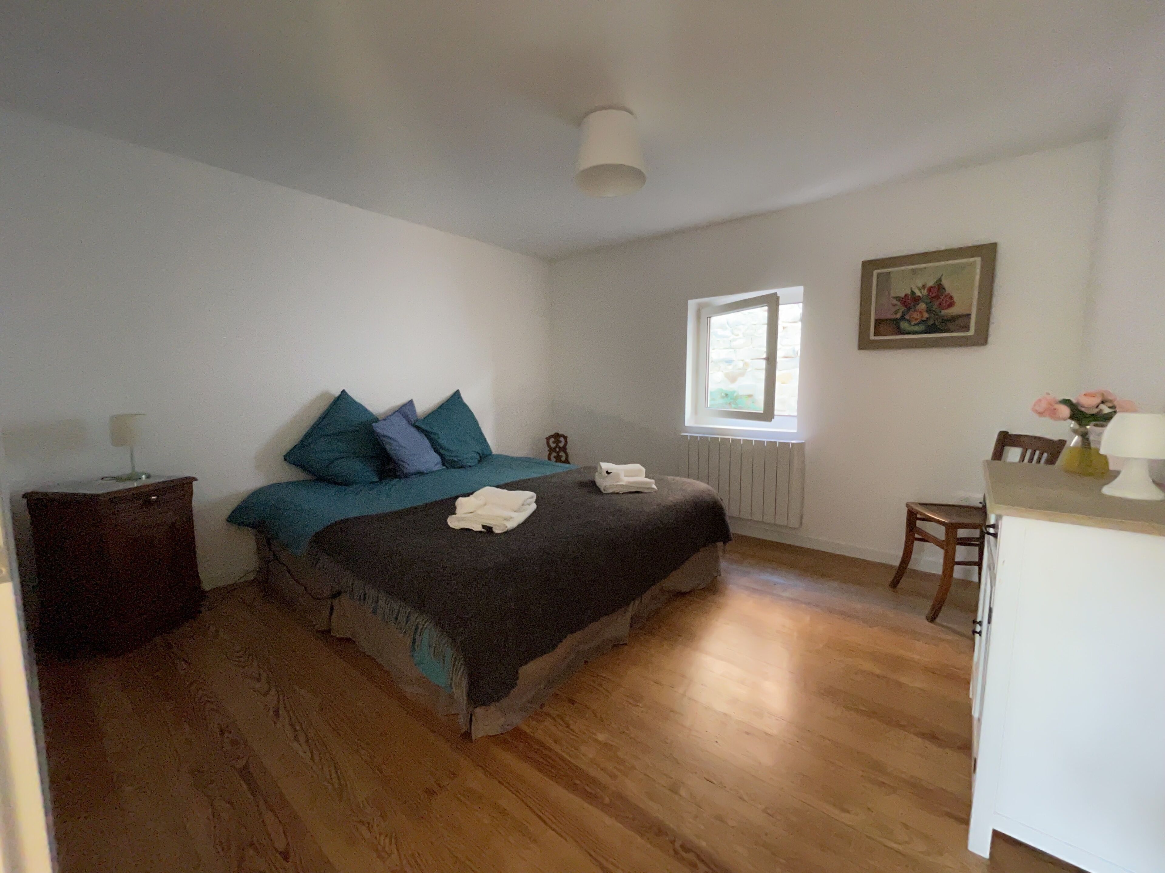 2 slaapkamers, een bureau, een strijkplank/strijkijzer, reisbedje