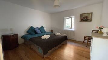 2 slaapkamers, een bureau, een strijkplank/strijkijzer, reisbedje