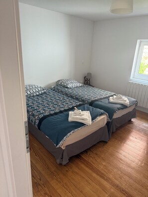2 bedrooms, desk, iron/ironing board, travel cot