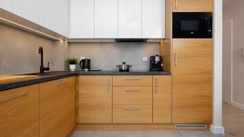 Wasserkocher mit Kaffee-/Teezubehör, Kühlschrank, Mikrowelle, Herdplatte