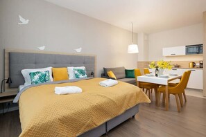 Tabla de planchar con plancha, wifi y ropa de cama 