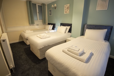 Triple Room | Iron/ironing board, WiFi, bed sheets