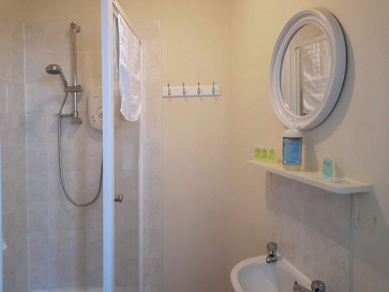 三人房 | 浴室 | 淋浴设施、吹风机、毛巾、卫生纸