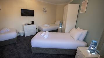 Dreibettzimmer | Bügeleisen/Bügelbrett, WLAN, Bettwäsche