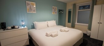 Irvine Riverside Guesthouse by Paymán Club