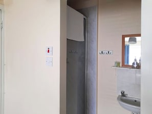 Chambre Double Confort | Salle de bain | Douche, sĂšche-cheveux, serviettes fournies, papier toilette