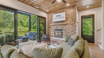 Smart TV, futbolito y libros