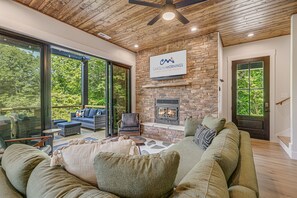 Smart-TV, Tischfußball, Bücher