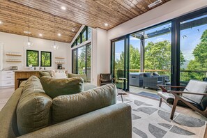 Smart-TV, Tischfußball, Bücher