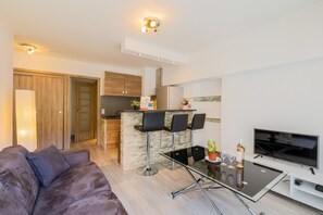 TV - SUEDE 2 AP4208 By Riviera Holiday Homes (Niza)