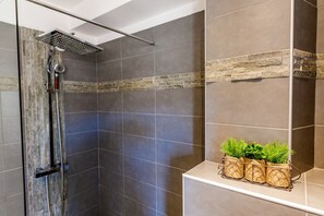Shower, towels