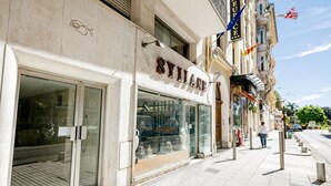 En butiksfacade med navnet 'SYLLA' tydeligt vist.