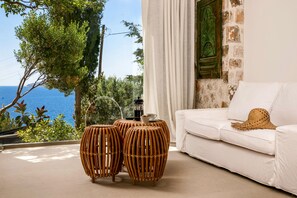 Suite – deluxe | Oppholdsområde | En 82-centimeters LCD-TV med Parabol-TV samt TV