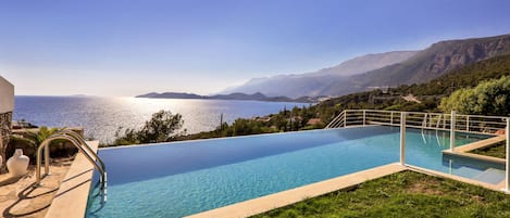 حمّام سباحة خارجي