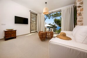 Suite – deluxe | Oppholdsområde | En 82-centimeters LCD-TV med Parabol-TV samt TV