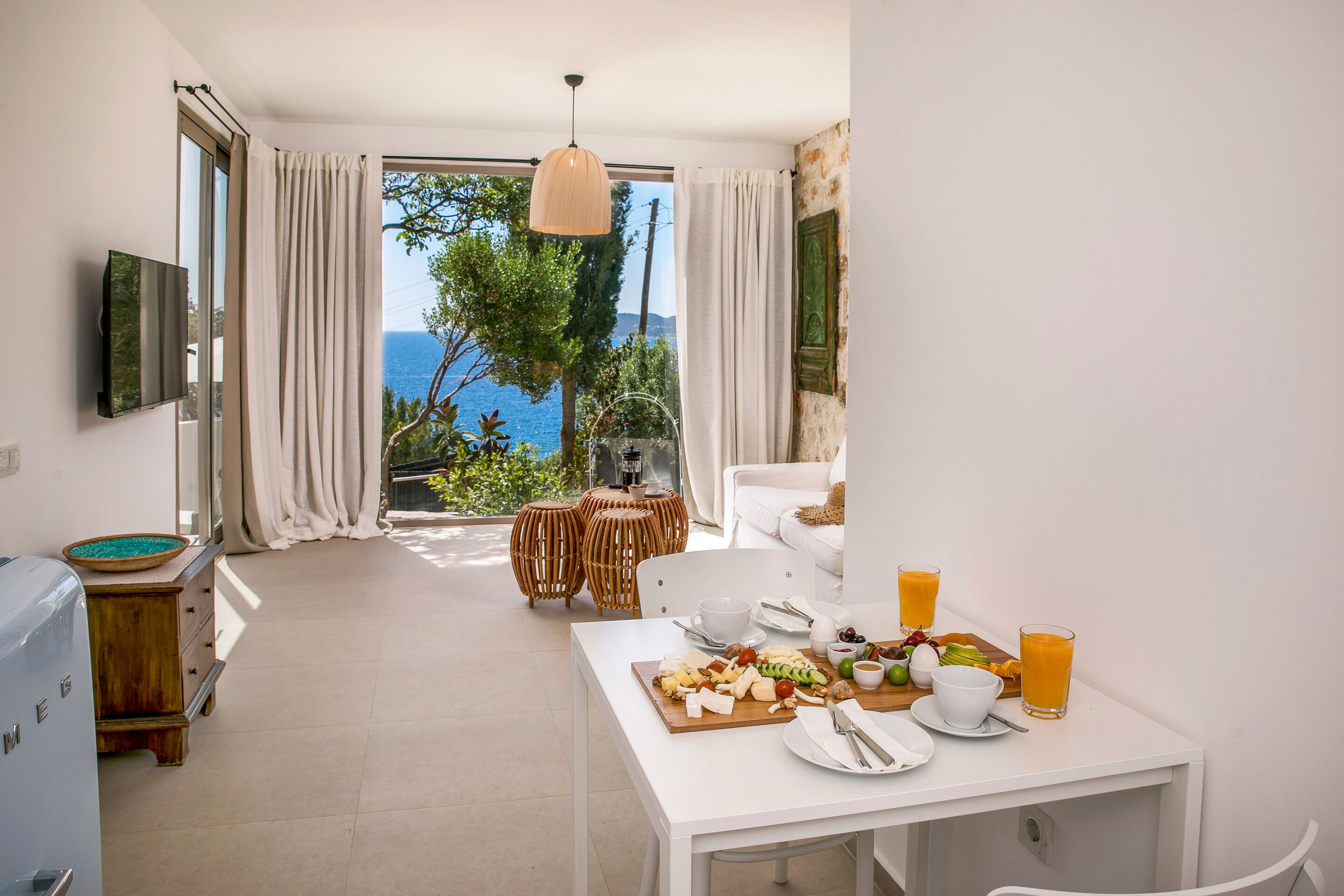 Deluxe Suite | Living area | 82-cm LCD TV with satellite channels, TV