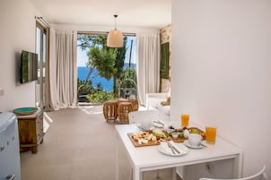 Televisión LCD 82 cm con canales de televisión vía satélite, televisión