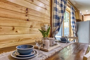 Dining - Charming cabin for 2! Rustic outside, modern inside! (Sevierville)