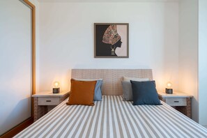 1 chambre, coffre-fort, fer et planche à repasser, lit de bébé portatif