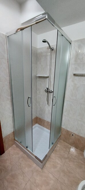 Doccia, asciugacapelli, bidet, asciugamani