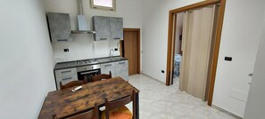Frigorifero, forno, pentole/stoviglie/utensili, tavolo da pranzo