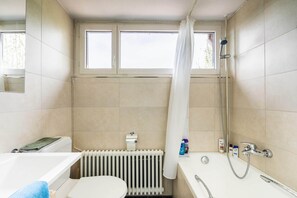 ヘアドライヤー、タオル、石鹸、トイレットペーパー