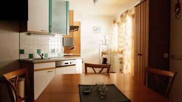 Kühlschrank, Mikrowelle, Herdplatte, Geschirrspüler