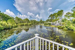 Property grounds - 2 Minutes to Beach. Upscale One-Level Condo with Bikes and Community Pool (Santa Rosa Beach)