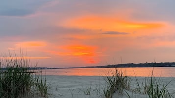 Vlak bij het strand, ligstoelen aan het strand, strandlakens