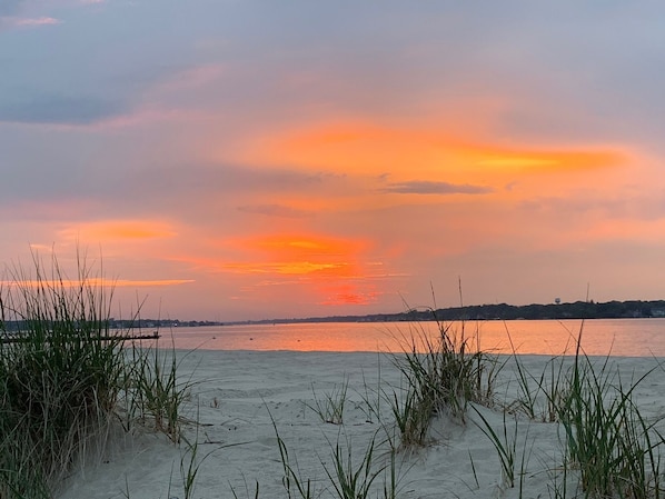 Tæt på stranden, liggestole, badehåndklæder