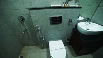 Shower, free toiletries, bidet, towels