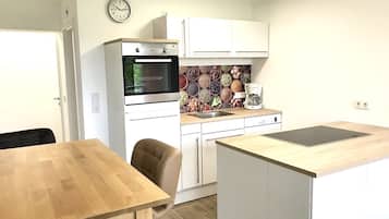 Frigorífico, microondas, horno y placa de cocina