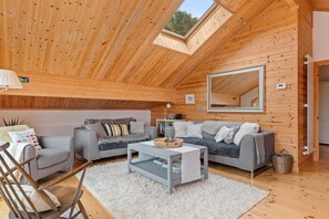 3 bedrooms - Lodge 5 Longbury - Luxury Lodge Woodland Views Restaurant and Spa Facilites (Tenby)