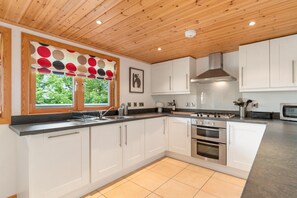 Studio | 3 bedrooms - Lodge 5 Longbury - Luxury Lodge Woodland Views Restaurant and Spa Facilites (Tenby)