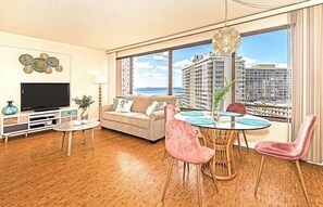 TV - Discovery Bay 1 Bedroom, Ocean View, Near the Beach! Free Parking! (Honolulu)