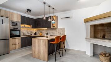 Frigorifero, microonde, forno, piano cottura