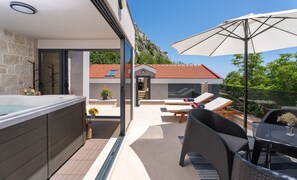 Terrace/patio - Villa Falcon House, 3-bedroom villa with heated 36 sqm pool, Jacuzzi, Finnish sauna (Gornje Sitno)