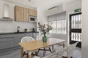 Réfrigérateur, micro-ondes, cafetière/bouilloire, bouilloire électrique