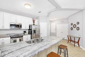 Apartamento (3 Bedrooms) | Cozinha privada | Micro-ondas, fogão, cooktop, lava-louças