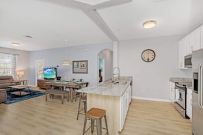 Appartement (3 Bedrooms) | Cuisine privée | Four à micro-ondes, un four, surface de cuisson, lave-vaisselle